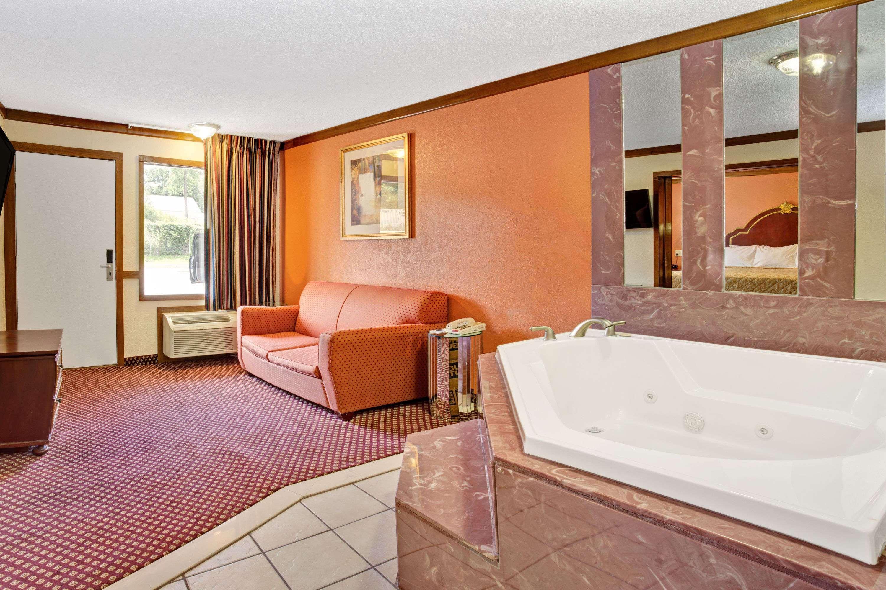 Travelodge By Wyndham Sellersburg Exterior photo