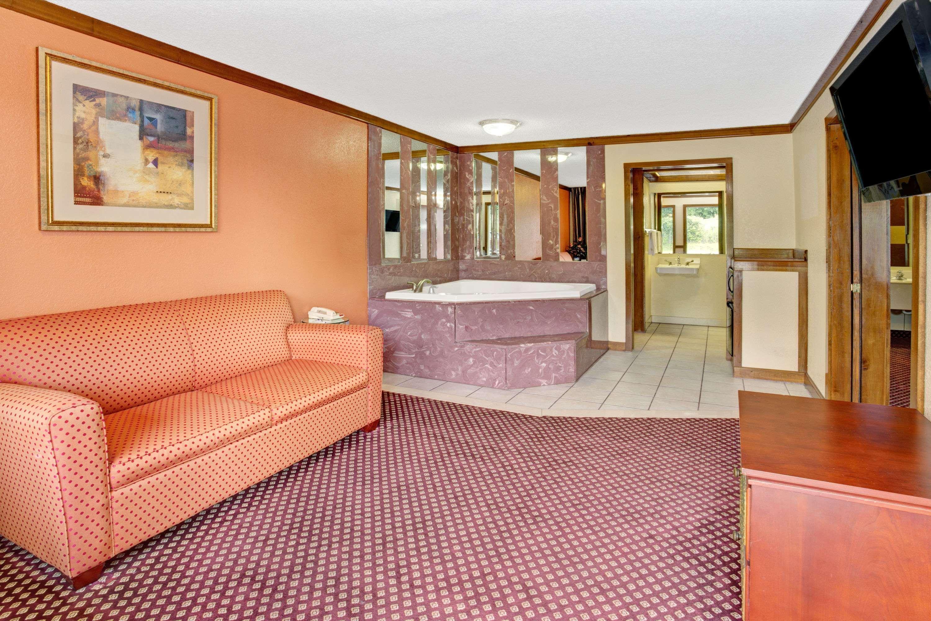 Travelodge By Wyndham Sellersburg Exterior photo