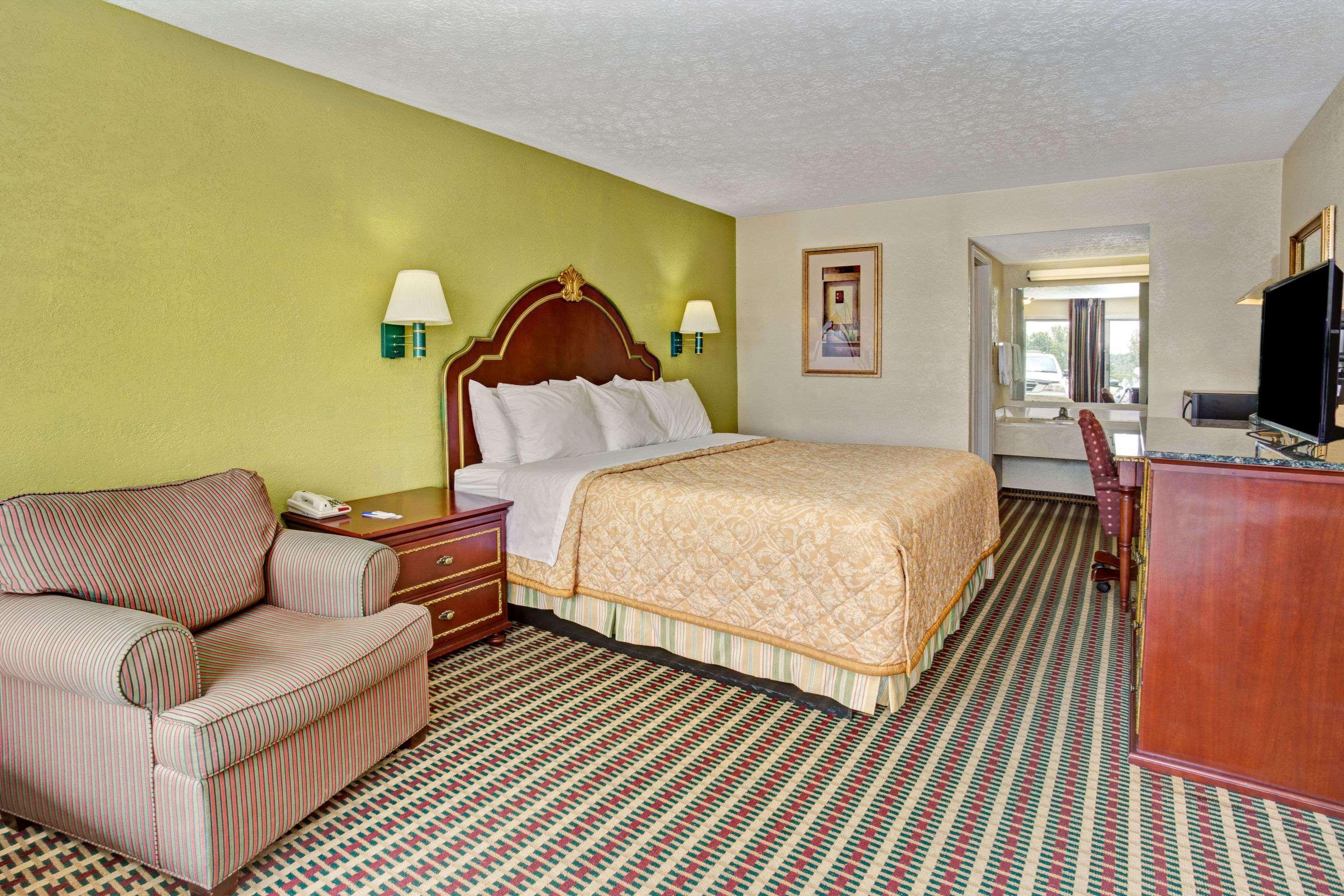 Travelodge By Wyndham Sellersburg Exterior photo