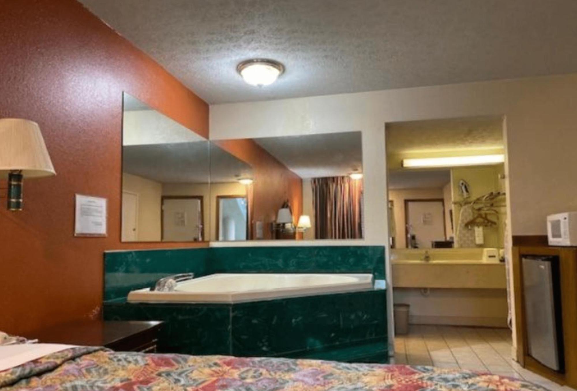 Travelodge By Wyndham Sellersburg Exterior photo